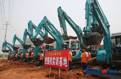 湖南蘭天汽修培訓(xùn)學(xué)校批量訂購山河智能挖掘機(jī)