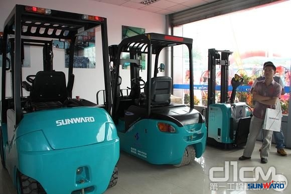 山河智能工業車輛華東大區4S店上海開業