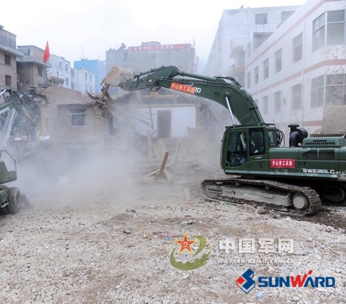 山河智能SWE360挖掘機(jī)在舟曲救災(zāi)中立功勞 時(shí)間：2010.08.19 字號(hào)   