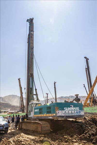 山河智能旋挖鉆機助力昆明高鐵站建設
