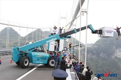 山河智能助力矮寨低空跳傘節完美落幕