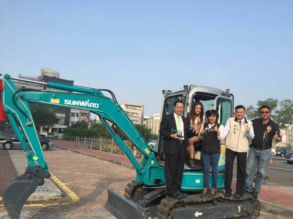 嘉義市長大贊山河智能挖掘機環臺義舉