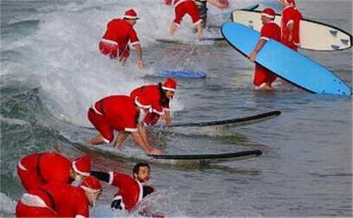 320名圣誕老人集體沖浪？八一八圣誕節奇聞趣事