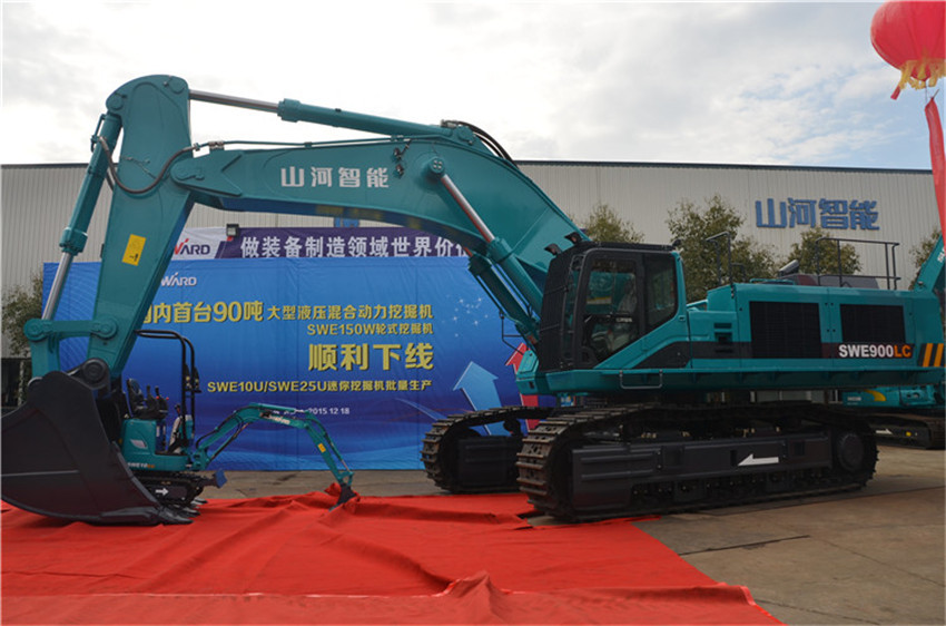 國內首臺90噸級液壓混合動力挖掘機隆重下線