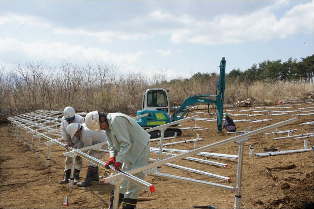 光伏工程施工必備利器---山河智能螺旋地樁鉆機精彩亮相上海光伏展