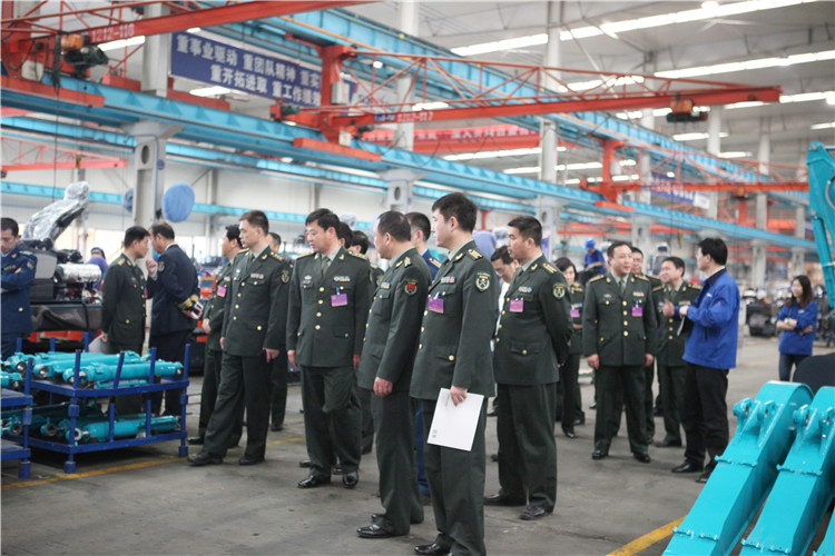 全軍軍交運輸系統首長及國防科大領導蒞臨山河智能參觀交流