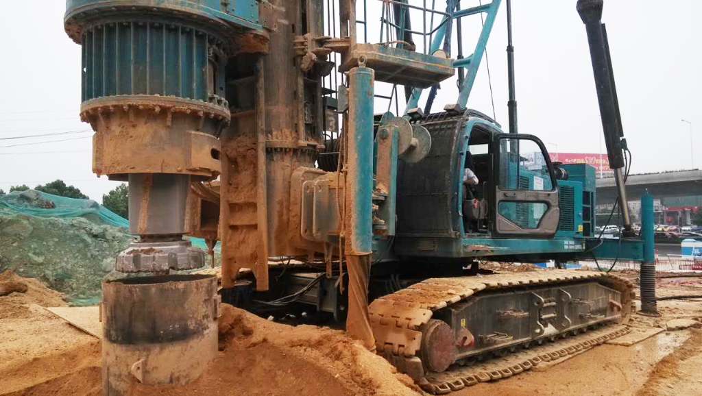 國內首創雙動力頭強力鉆機獲徐州市委重點表彰