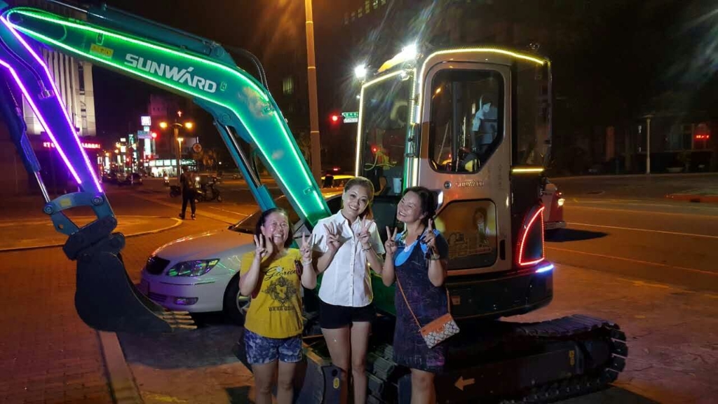 嘉義市長大贊山河智能挖掘機環臺義舉