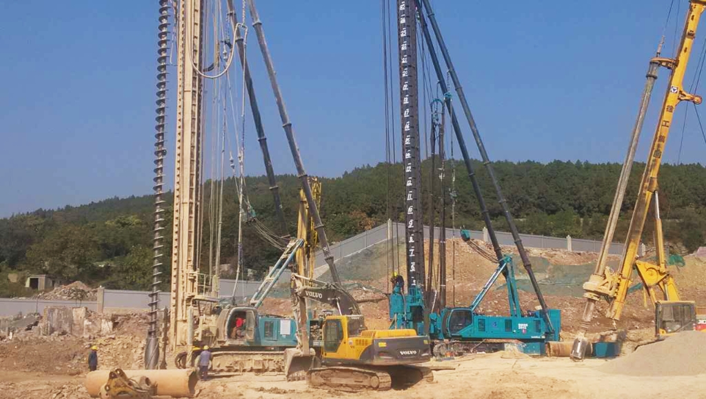 國內首創雙動力頭強力鉆機獲徐州市委重點表彰