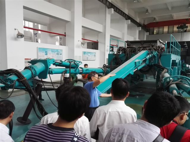 鶴發銀絲映日月，丹心熱血沃新花