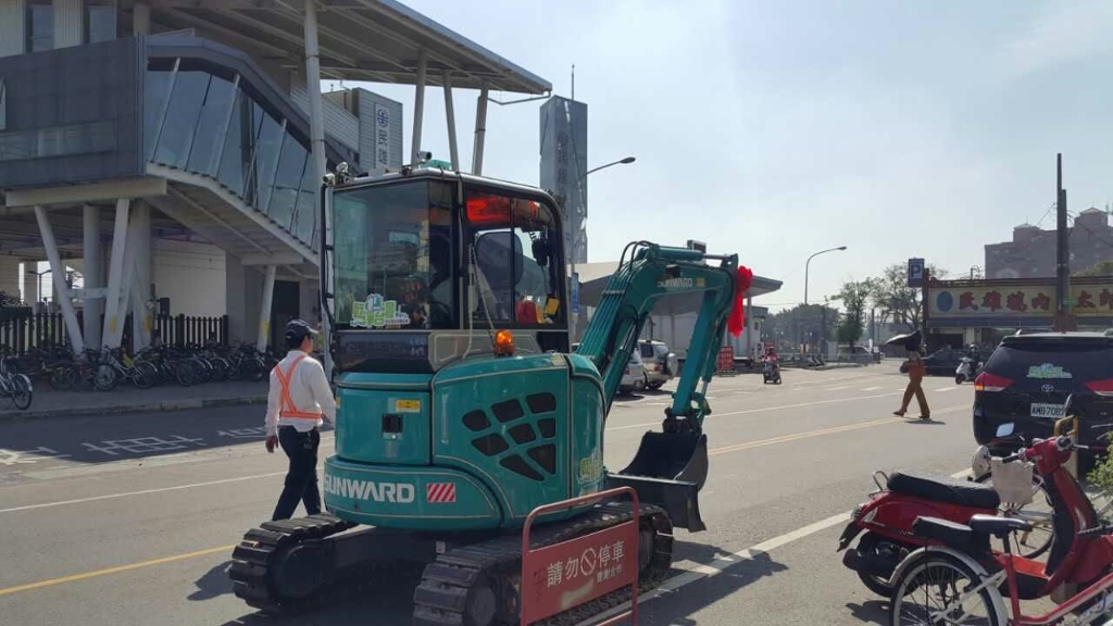 嘉義市長大贊山河智能挖掘機環臺義舉