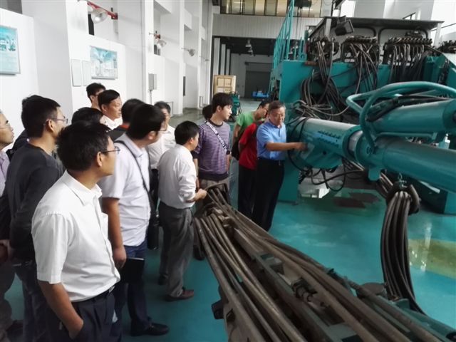 鶴發銀絲映日月，丹心熱血沃新花