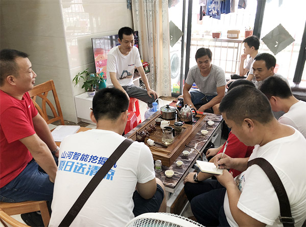 “清涼”送到客戶手中，為山河智能售后服務活動打CAII