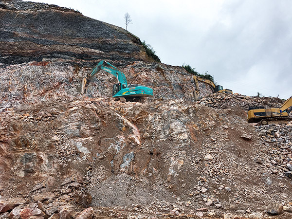 看石場風云如何演繹？山河智能礦山戰神SWE470E大型挖掘機一錘定音！