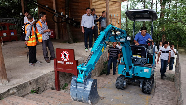 十萬人圍觀！這臺挖掘機開上了高空玻璃橋