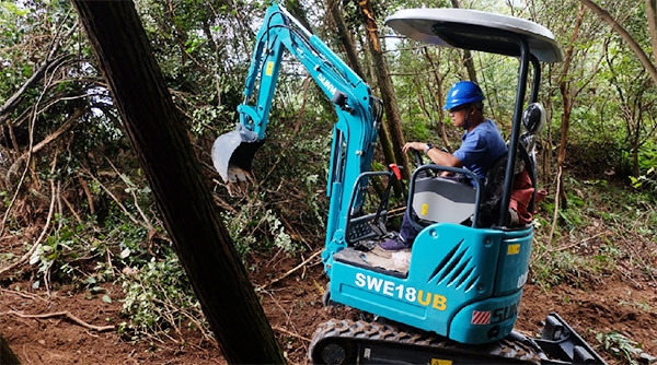 十萬人圍觀！這臺挖掘機開上了高空玻璃橋