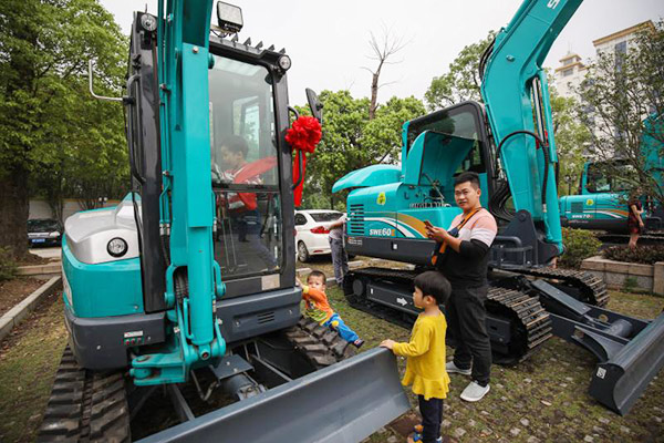 紅四月，山河智能挖掘機促銷會節節攀升