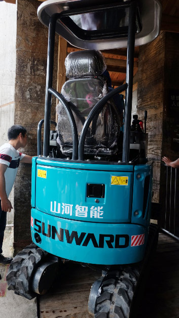 十萬人圍觀！這臺挖掘機開上了高空玻璃橋