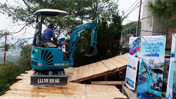 十萬人圍觀！這臺挖掘機開上了高空玻璃橋