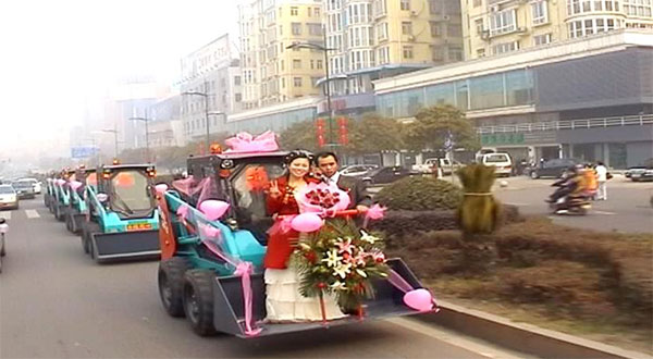 誰說機械都冰冷？這款會跳舞的滑移明明就是熱情奔放的！