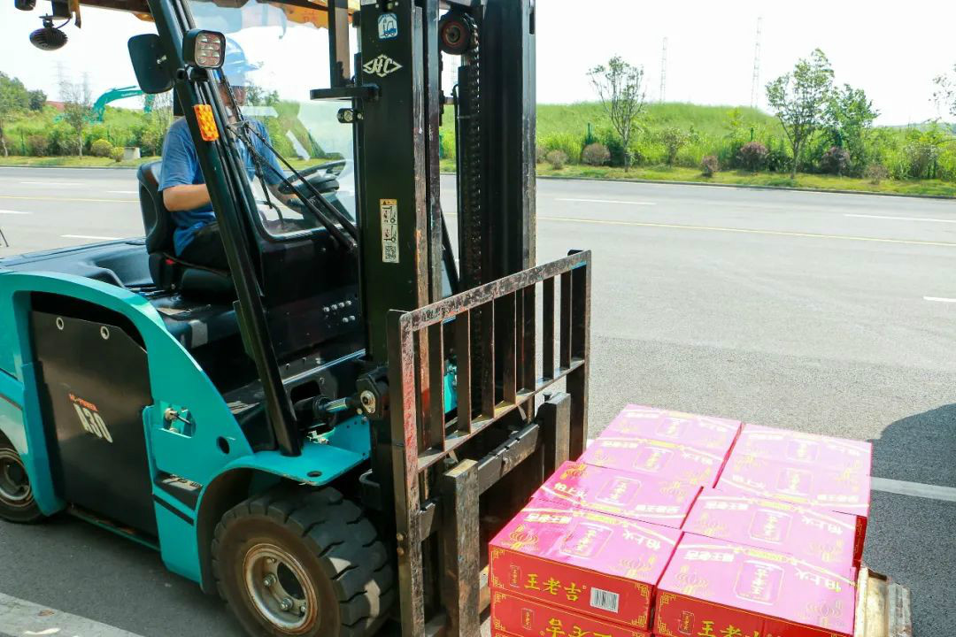 情系職工送清涼，殷切關懷鼓干勁——山河智能開展夏季送清涼活動