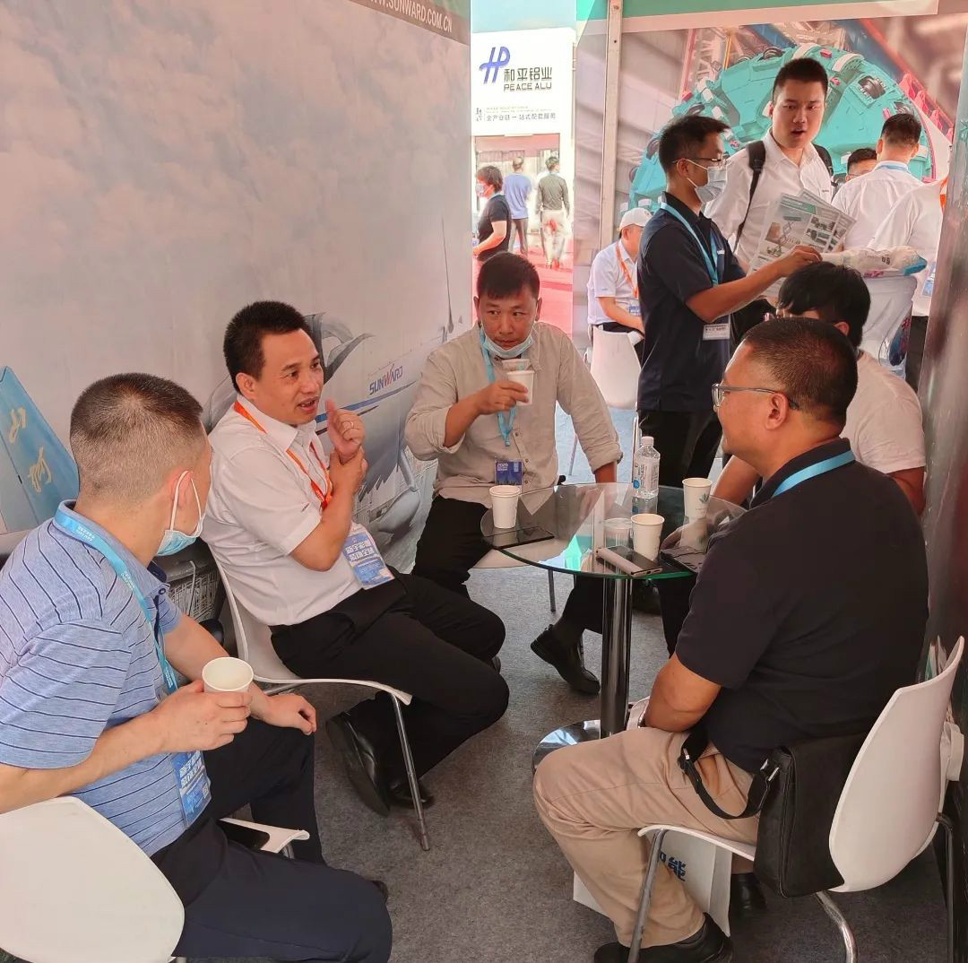 山河智能高空作業設備“吸睛”雄安展