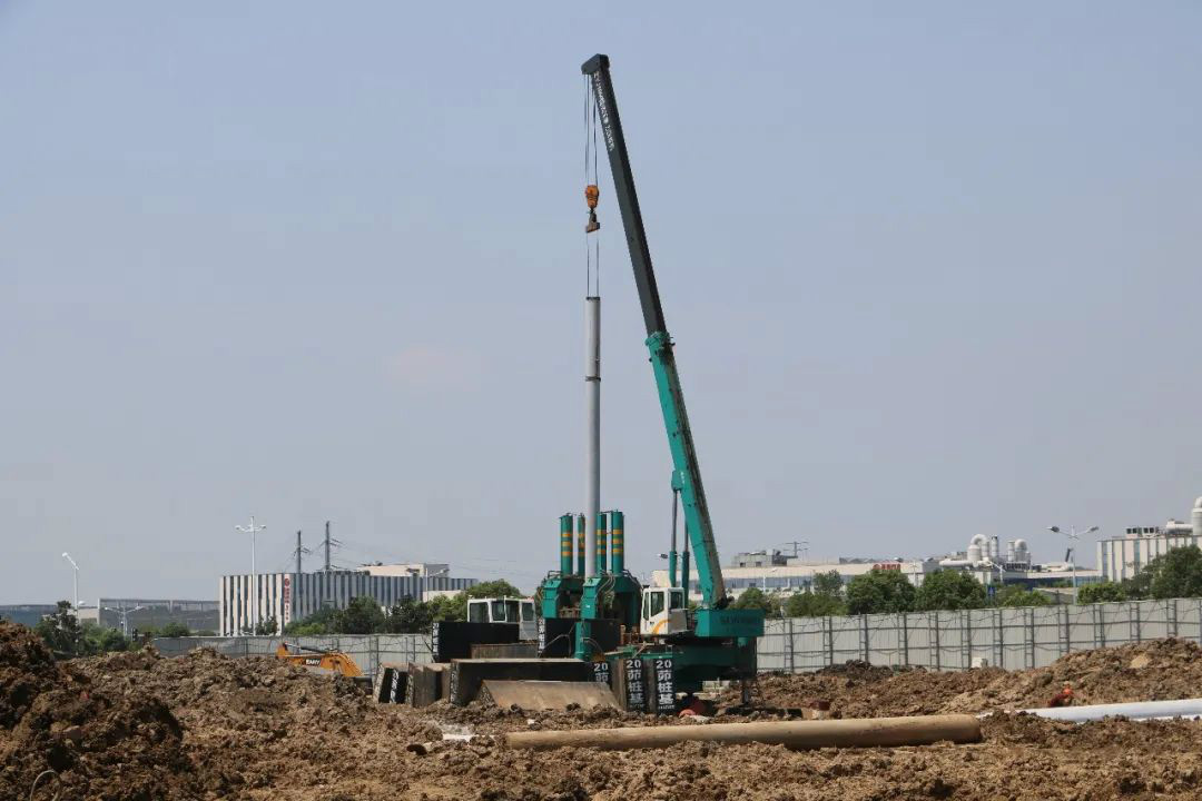 液壓靜力壓樁機從1臺到21臺，他只用了8年！