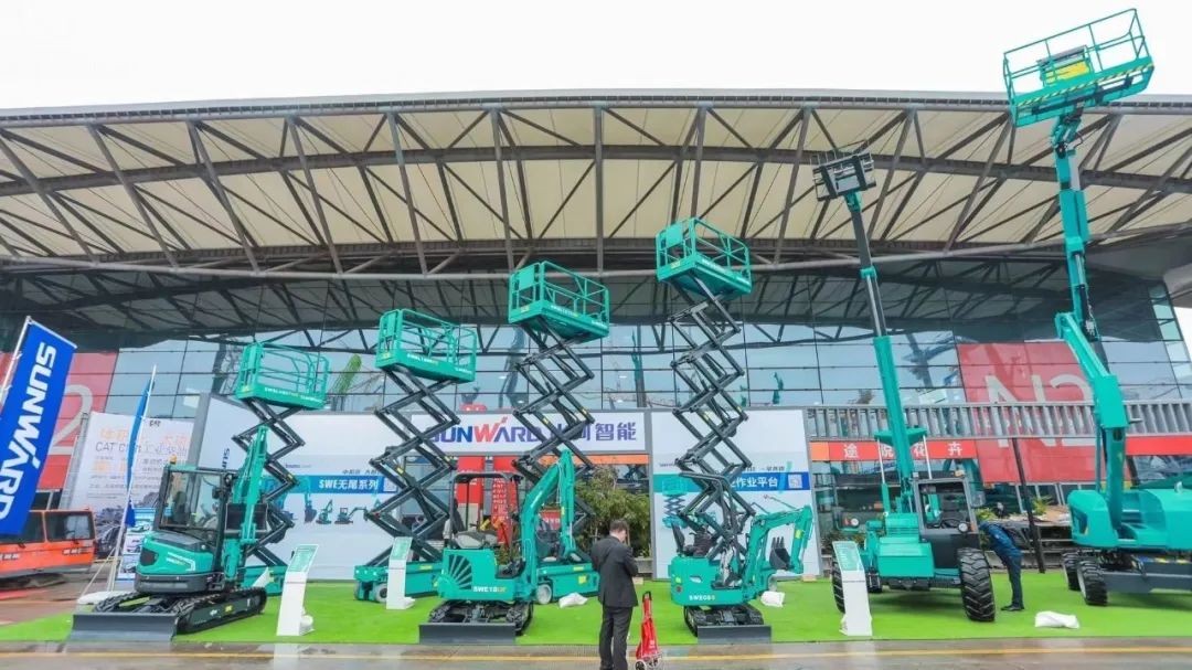 國內首臺5G控制高空作業平臺車驚艷上海寶馬展