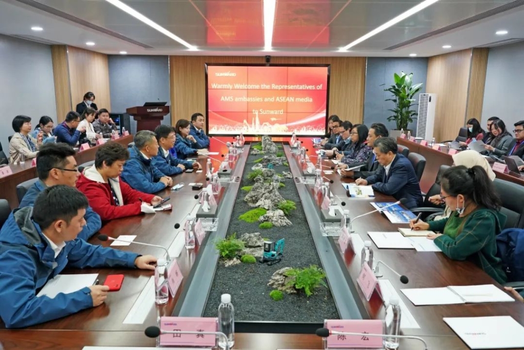 東盟聯合參訪團考察山河智能