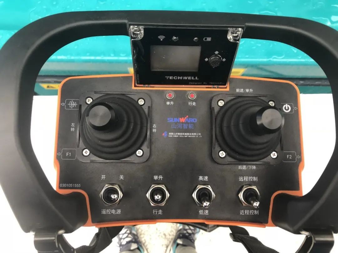 國內首臺5G控制高空作業平臺車驚艷上海寶馬展