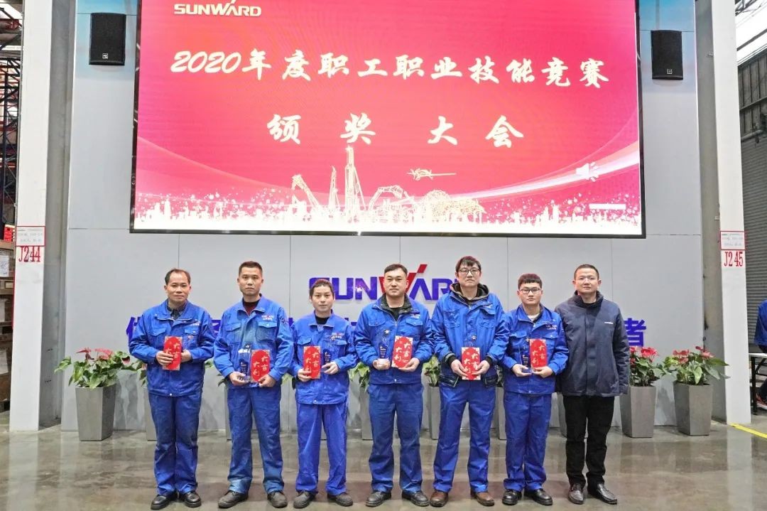 向能工巧匠致敬！山河智能給職業技能競賽優勝者頒獎
