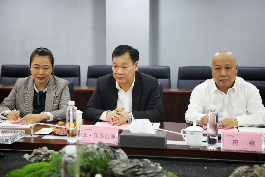 老撾長沙總領事本·印塔巴迪考察山河智能