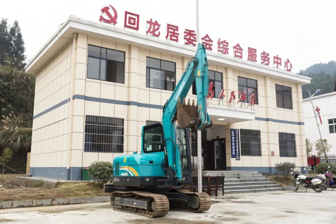 校企合作精準扶貧，產教融合振興鄉村 | 山河智能向合作院校對口扶貧點捐贈挖掘機