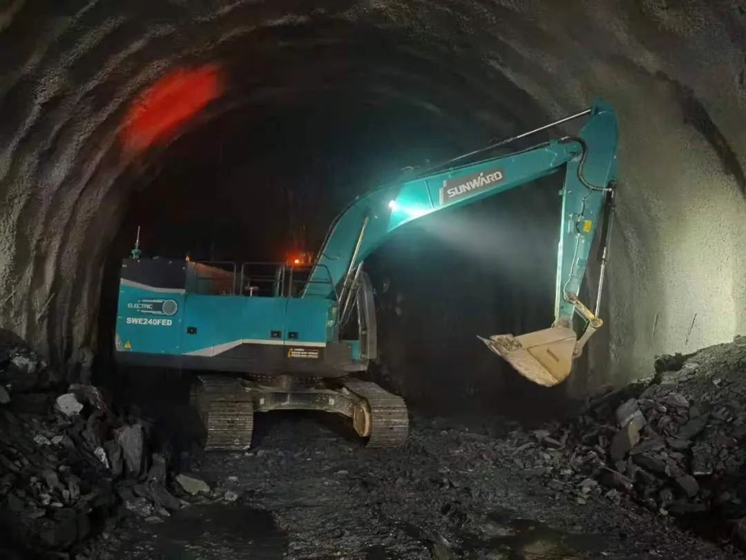 全國首臺純電動智能挖掘機挑戰青藏高原