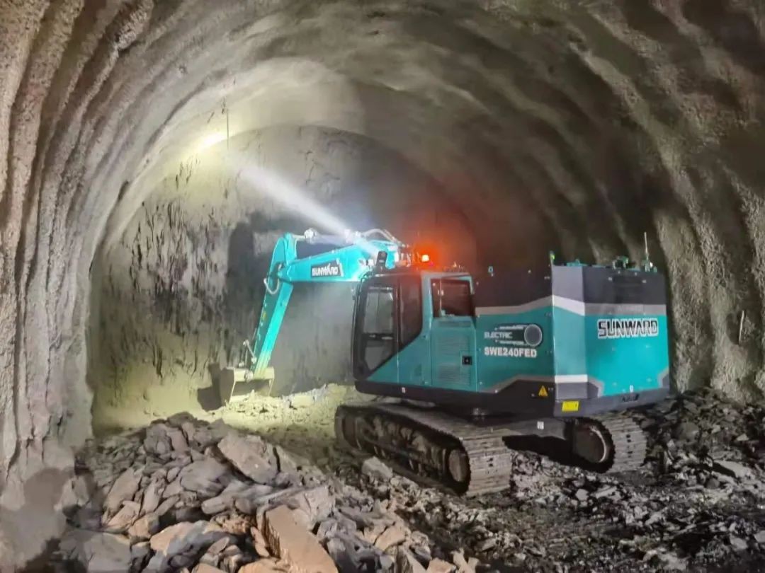 全國首臺純電動智能挖掘機挑戰青藏高原