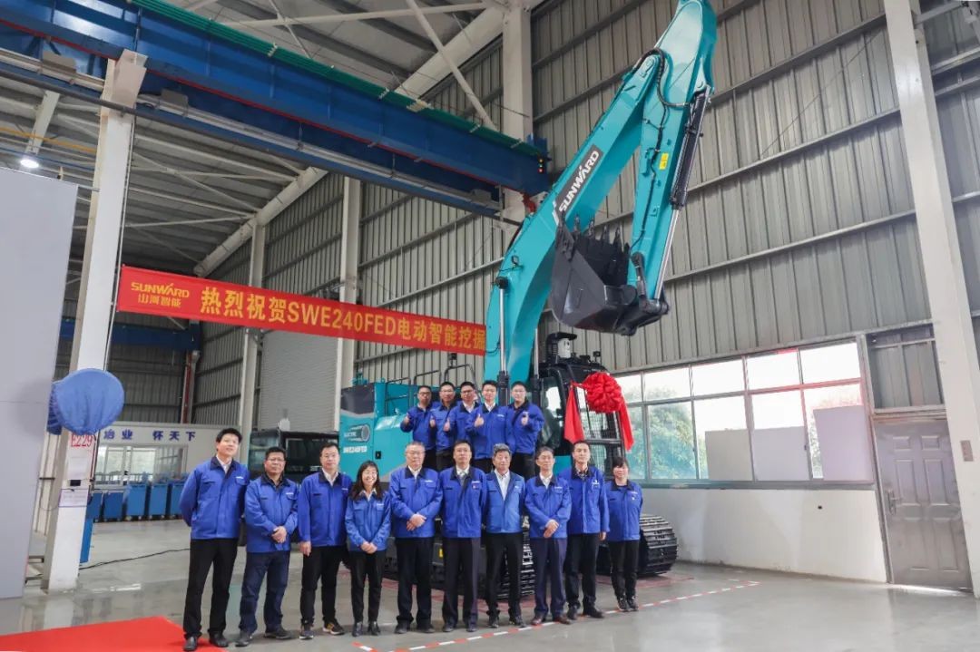 全國首臺！山河智能SWE240FED電動智能挖掘機下線