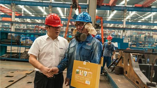 萬力集團“送清涼”活動，慰問一線員工