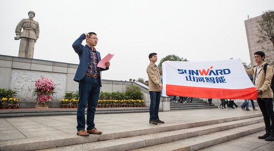 愛崗敬業，踐行雷鋒精神