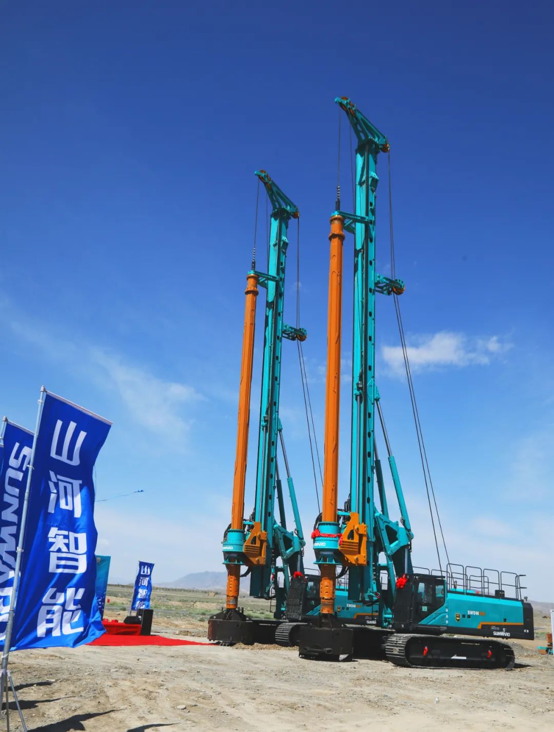 山河智能產品交付中國能建葛洲壩集團，助力建設大美新疆