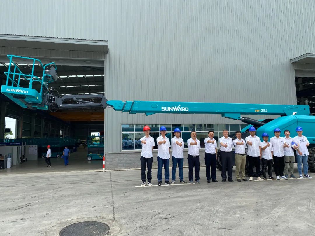 山河智能首款直臂式高空作業平臺順利通過評審