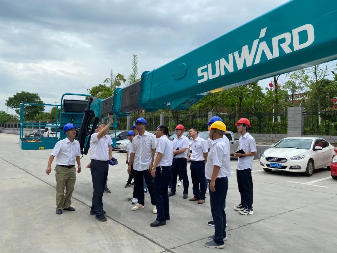 山河智能首款直臂式高空作業平臺順利通過評審