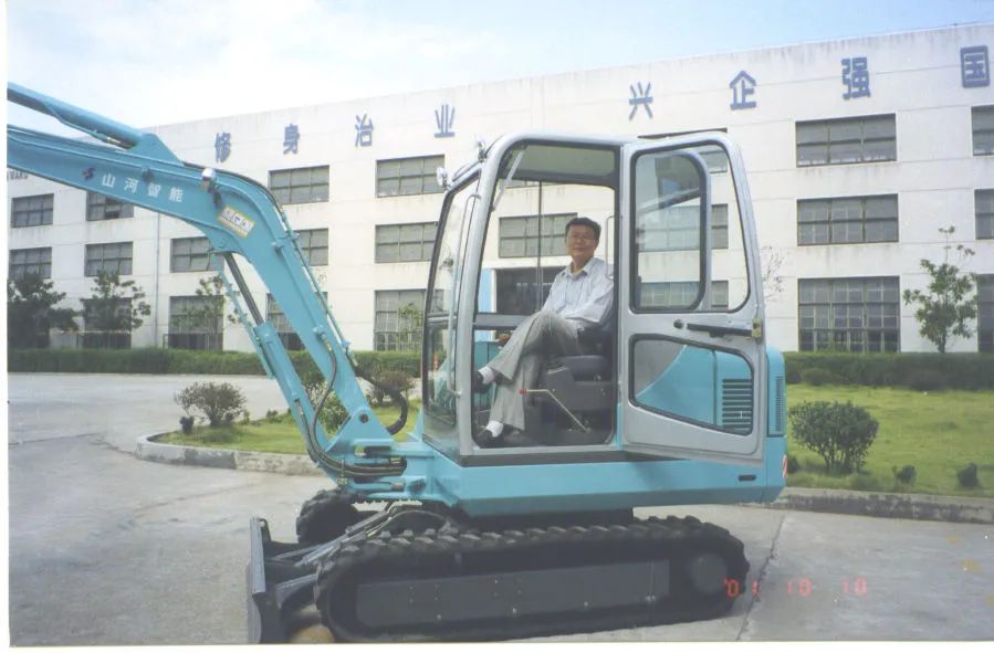 何清華獲“支持黨建工作優秀企業家”榮譽稱號