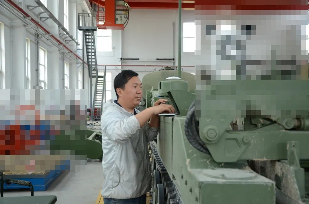 致敬！戰斗在風沙中的特種裝備團隊