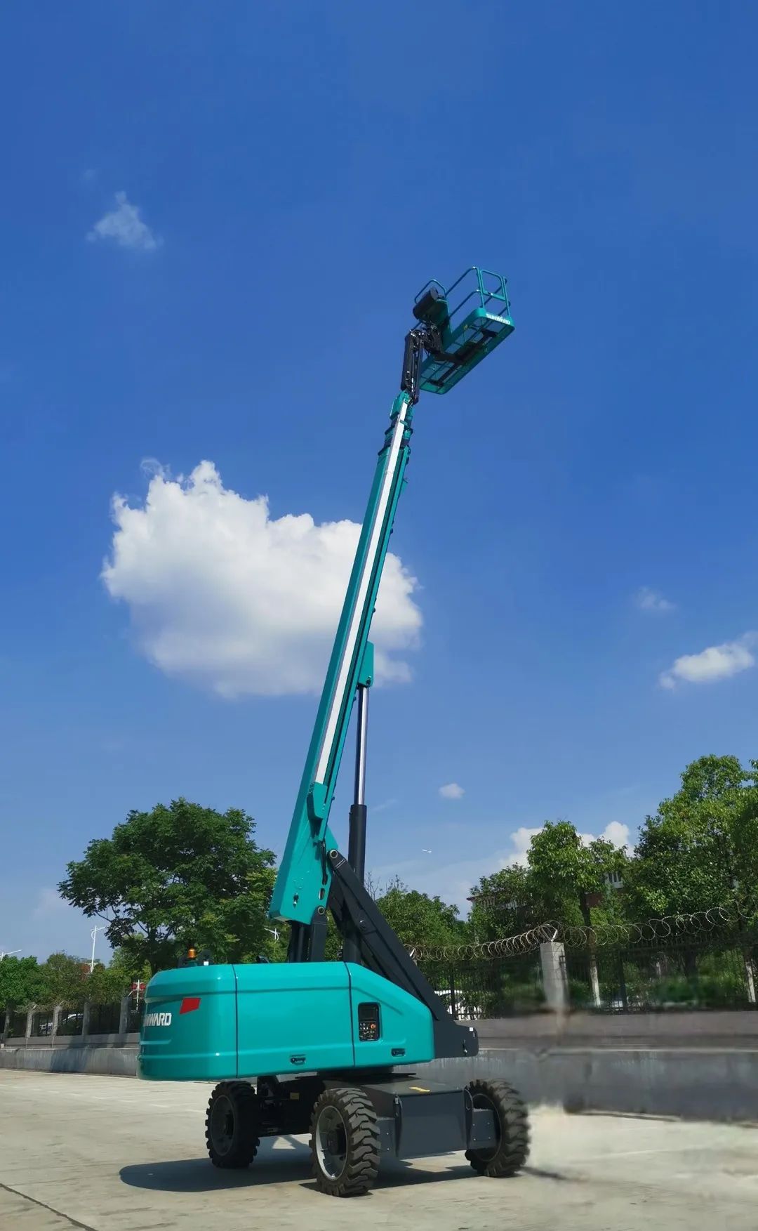 山河智能首款直臂式高空作業平臺順利通過評審