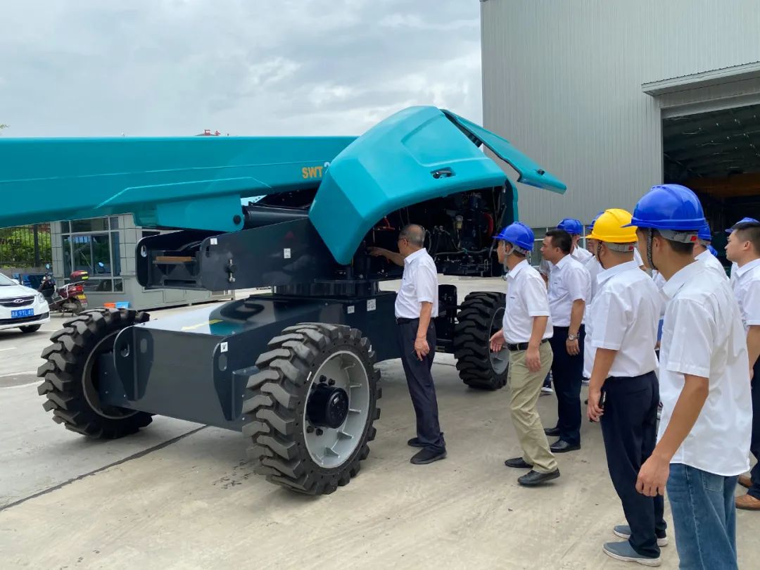 山河智能首款直臂式高空作業平臺順利通過評審
