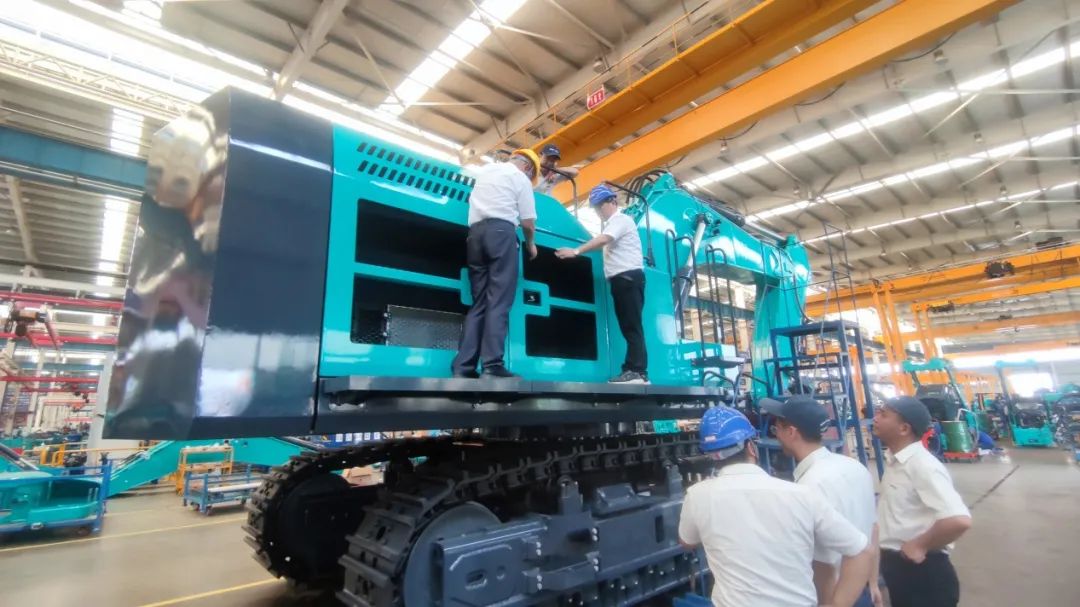 夠炫！夠酷！山河智能超大型挖掘機SWE750F下線