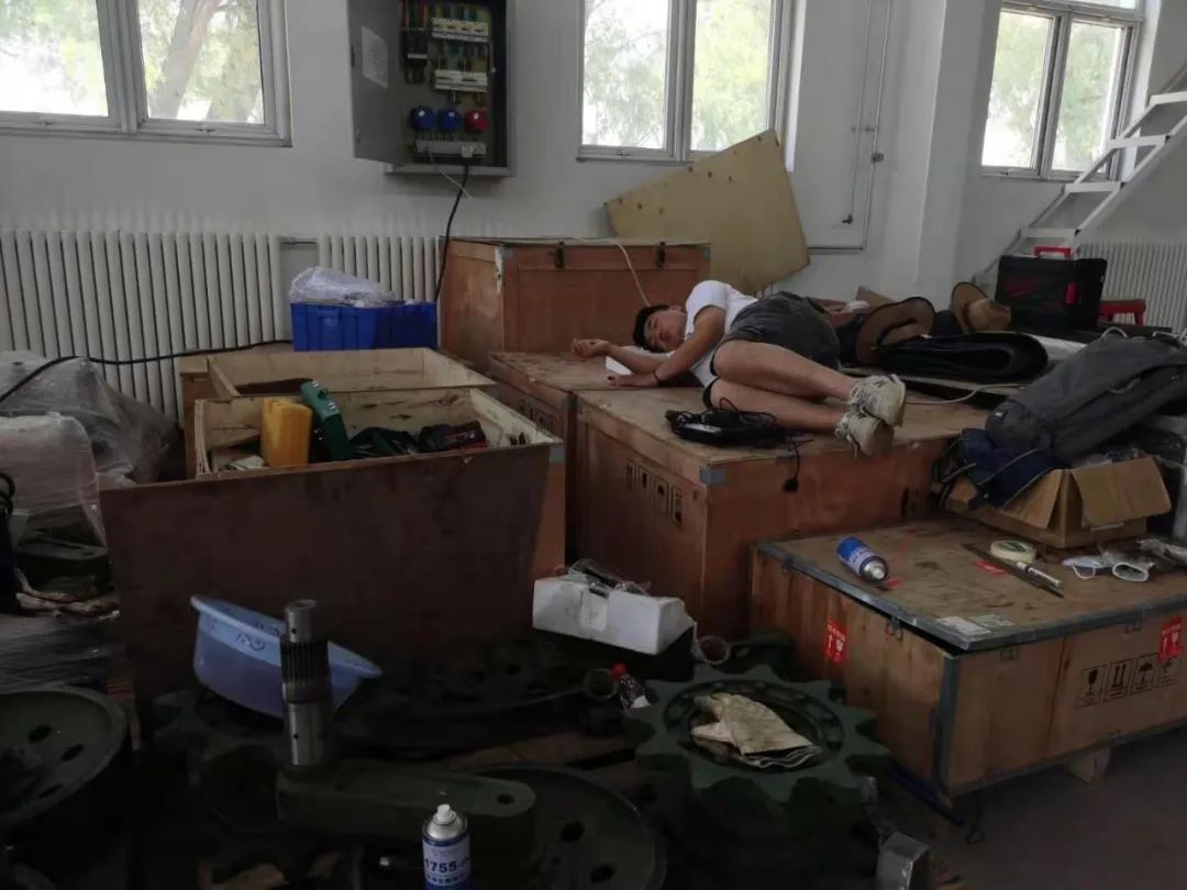 致敬！戰斗在風沙中的特種裝備團隊