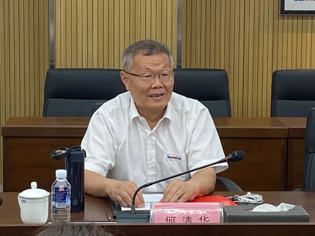 董事長何清華收到湖南省領導聯系服務專家聯絡卡