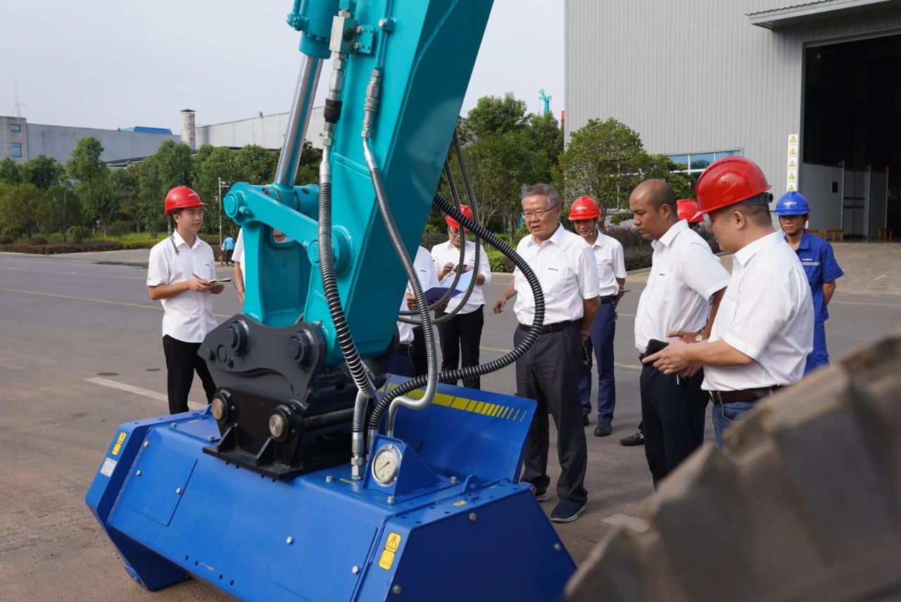 國內首臺！山河智能15噸級輪履兩用開帶機成功下線