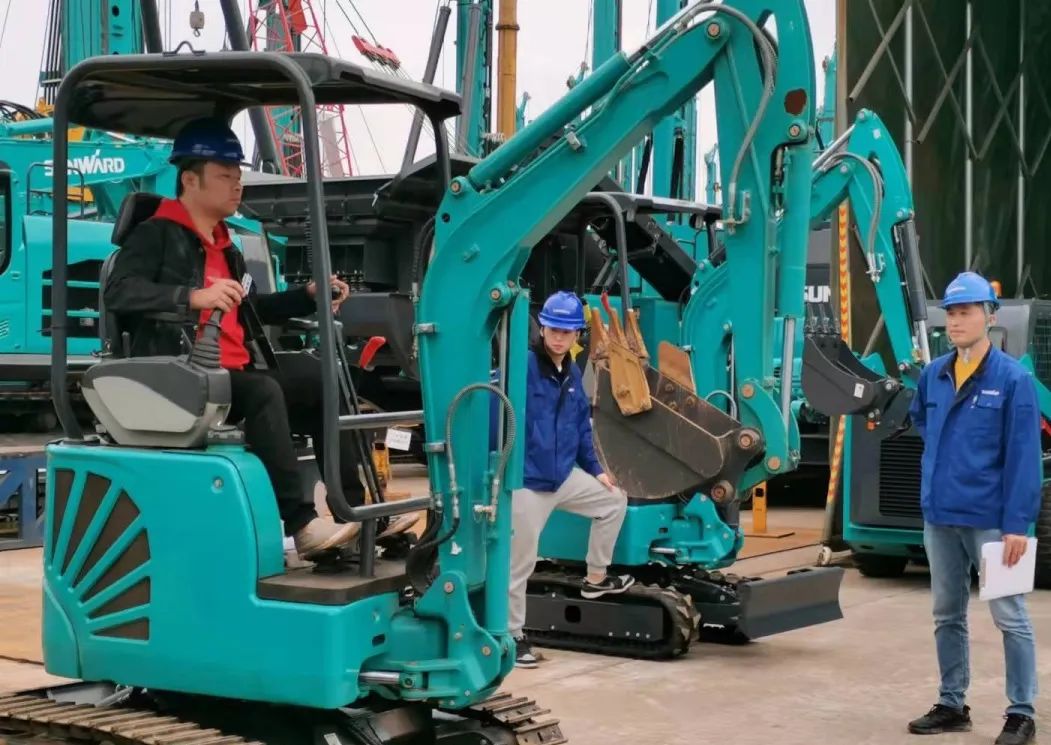 一起來“找茬”！10位“超級體驗官”試駕山河智能最新“F系列”挖掘機